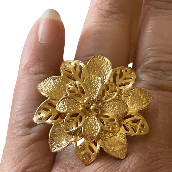 NWOT gold tone flower design ring US size 10.5 - Picture 2 of 7